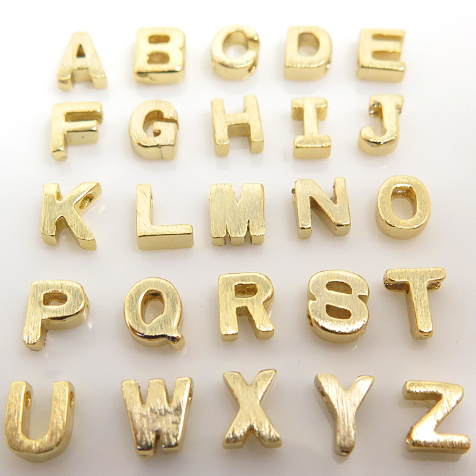 アルファベットチャーム イニシャルアクセサリーパーツ（真鍮ブラス・ゴールドカラー）（10個）