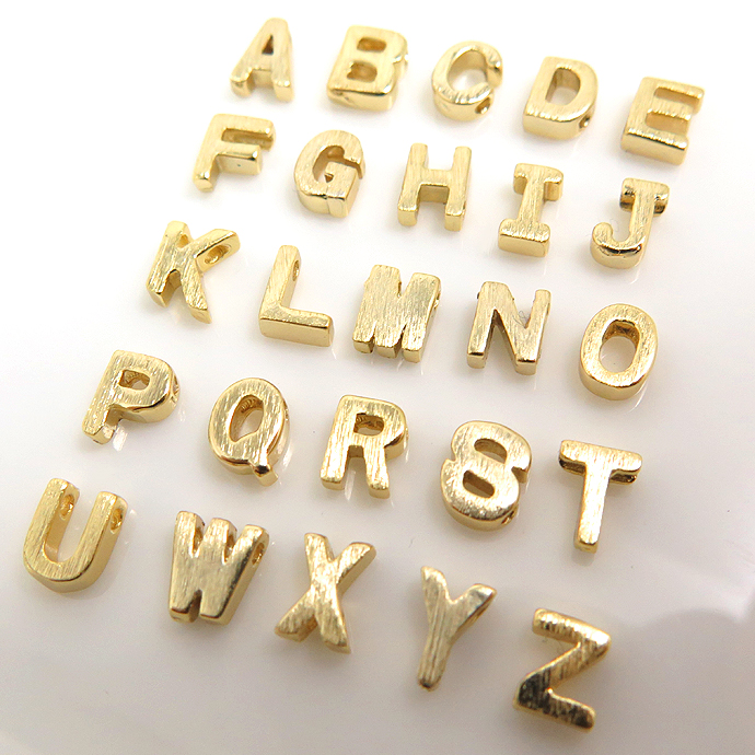 アルファベットチャーム イニシャルアクセサリーパーツ（真鍮ブラス・ゴールドカラー）（50個）
