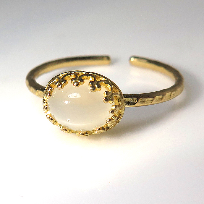 天然石指輪 ムーンストーン ハンマードリング（カボションオーバル横8×6mm）（真鍮ブラス・ゴールドカラー）（1個）