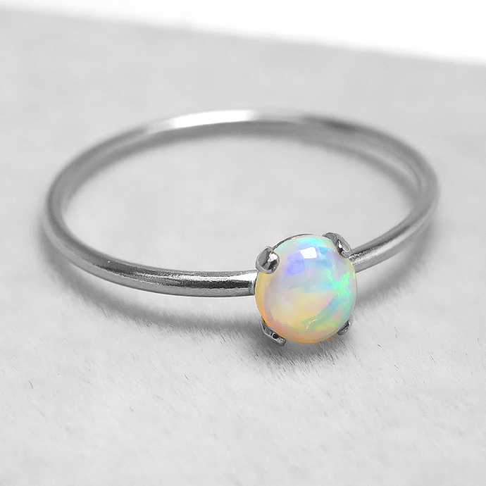 エチオピアンオパール 指輪 リング 天然石4mm（4本爪カボション