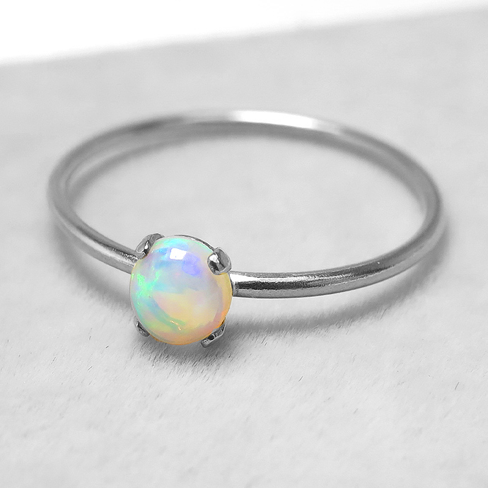 エチオピアンオパール 指輪 リング 天然石4mm（4本爪カボション